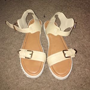 Top moda nude sandals
