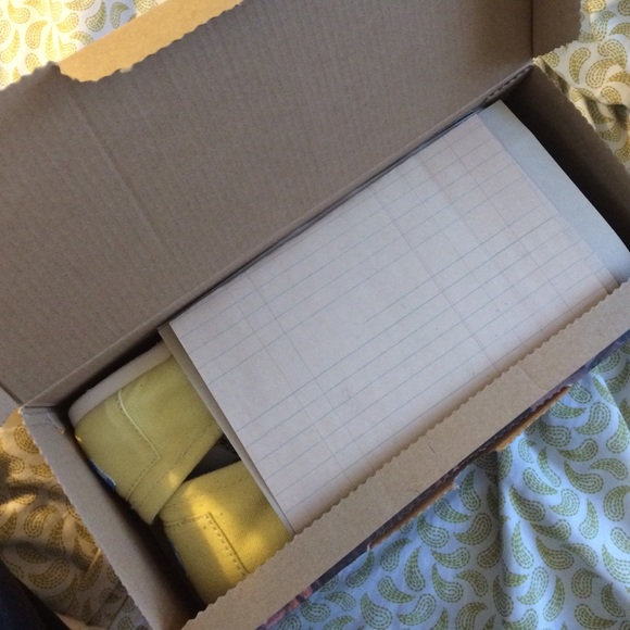 TOMS - Picture 2 of 4