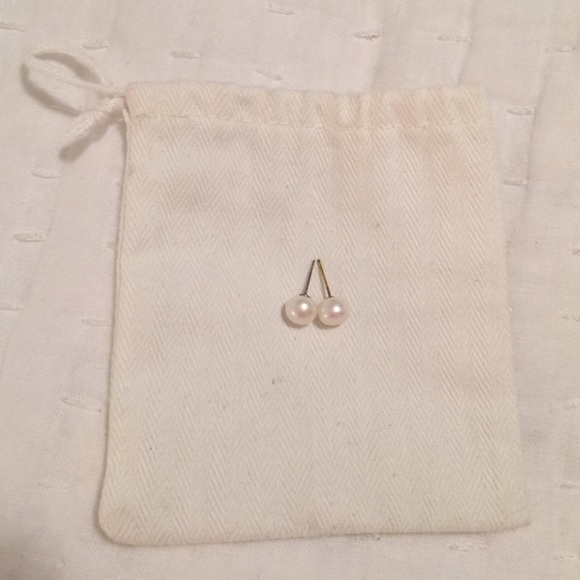 Real white pearl stud earrings