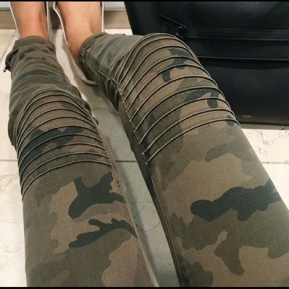 Zara Camo pants. Size 2.