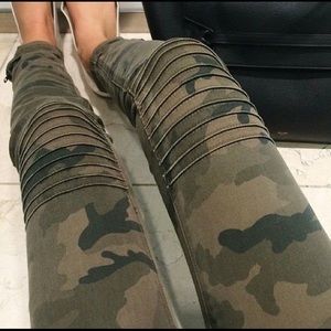 Zara Camo pants. Size 2.