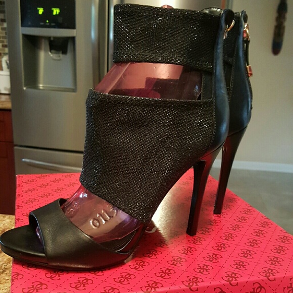 Guess leather shoes sz 7M brand new