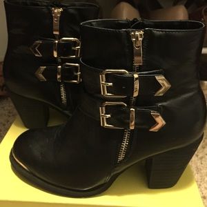 Black Leather ankle bootie !