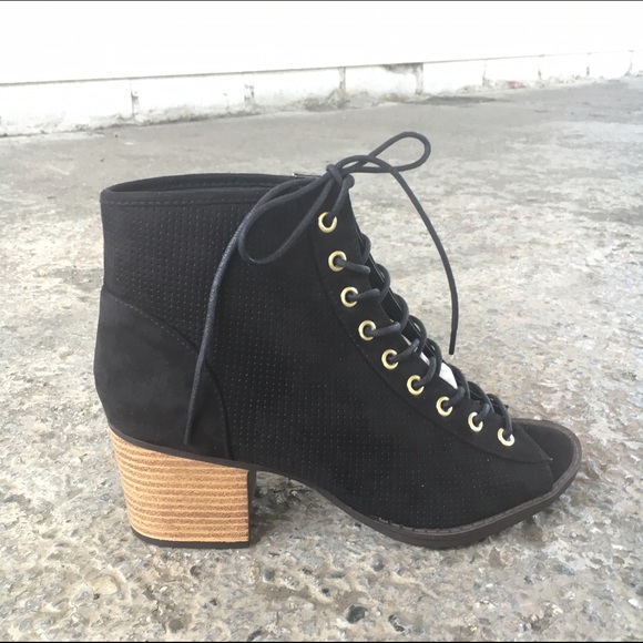 •CLEARANCE• Black lace up booties - Picture 4 of 4