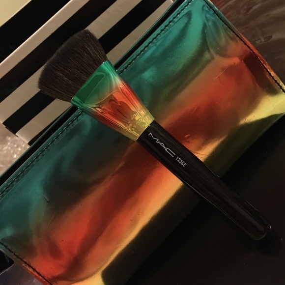 Mac Cosmetics 125SE contour brush and bag