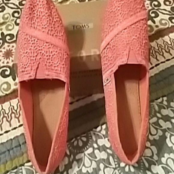 New Toms classic coral crochet