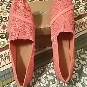 New Toms classic coral crochet