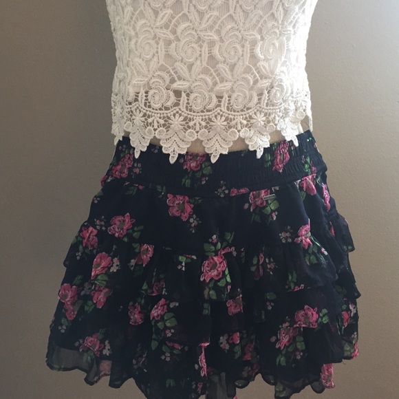 Hollister ruffled tier skirt