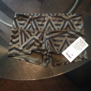 New with tags lululemon boogie shorts