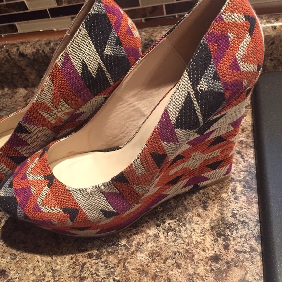 Aztec Print Wedges - Picture 2 of 4