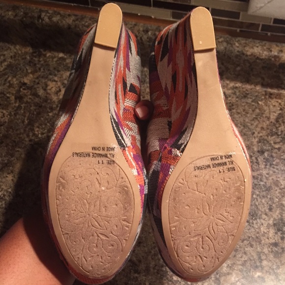 Aztec Print Wedges - Picture 4 of 4