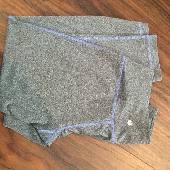 Grey Workout capris XS super comfy and look great!
