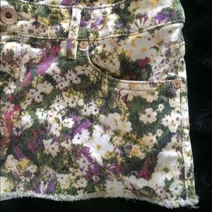 LOWEST PRICE Crazy cute Guess floral shorts