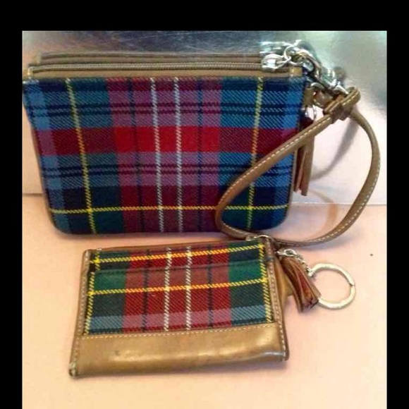 ❌SOLD❌COACH WRISTLET AND WALLET - Picture 2 of 4