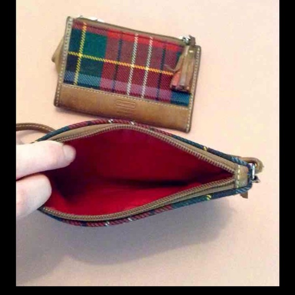 ❌SOLD❌COACH WRISTLET AND WALLET - Picture 3 of 4