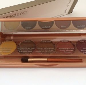 Pressed mineral powder concealer