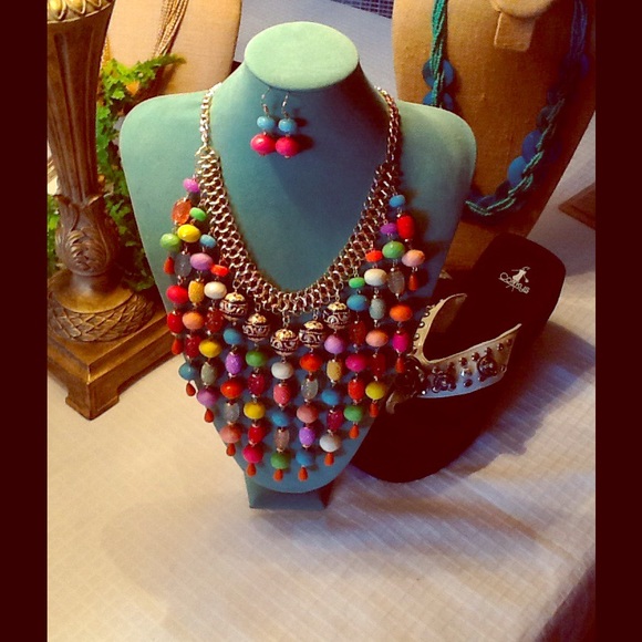Light weight beaded necklace and earrings set