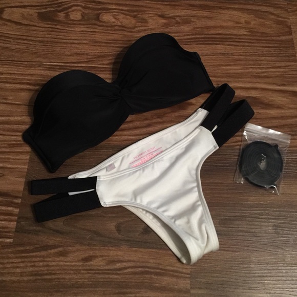 Black and white bikini bottoms😎