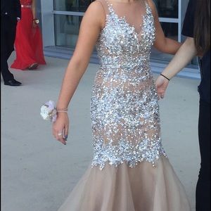 Want my pretty dress to be worn more then once ❤️