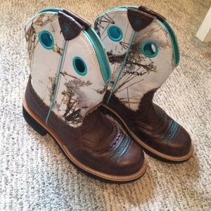 Ariat round toe boots