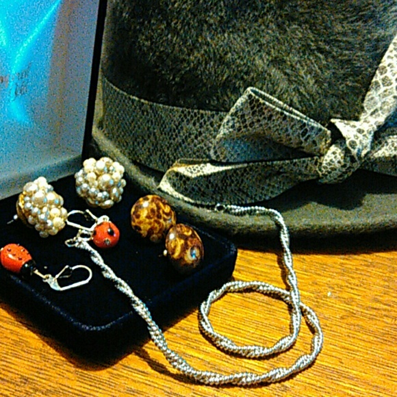 Special bundle! Hat necklace earrings.