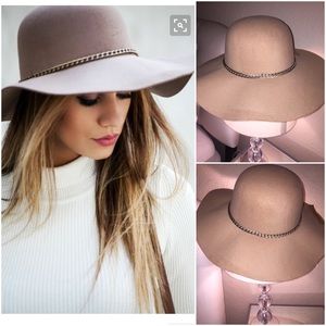 NWT Cream/Tan Floppy Hat with chain detail👒
