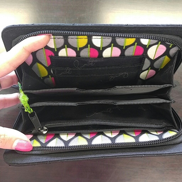 ❌SOLD❌Vera Bradley Black Zip Around Wristlet - Picture 3 of 4