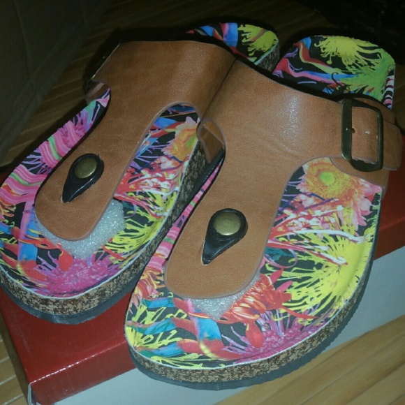 💙❤ LAST PAIR!  Brown Thong Sandals - Picture 2 of 4