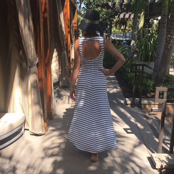 Elegant 'high low' summer dress with open back - Picture 2 of 2