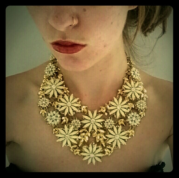 BCBG FLORAL STATEMENT NECKLACE