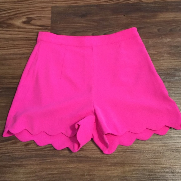 Scalloped high waisted shorts 💕💋