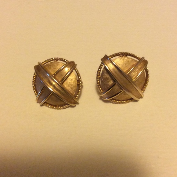 Gorgeous gold toned clip on earrings - Picture 1 of 3