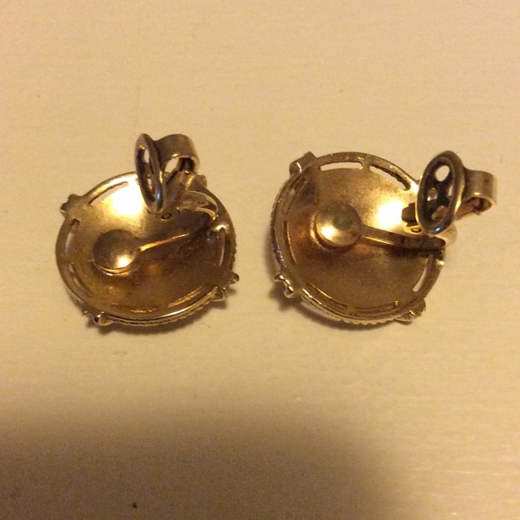 Gorgeous gold toned clip on earrings - Picture 2 of 3