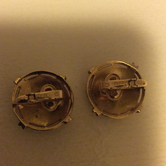 Gorgeous gold toned clip on earrings - Picture 3 of 3