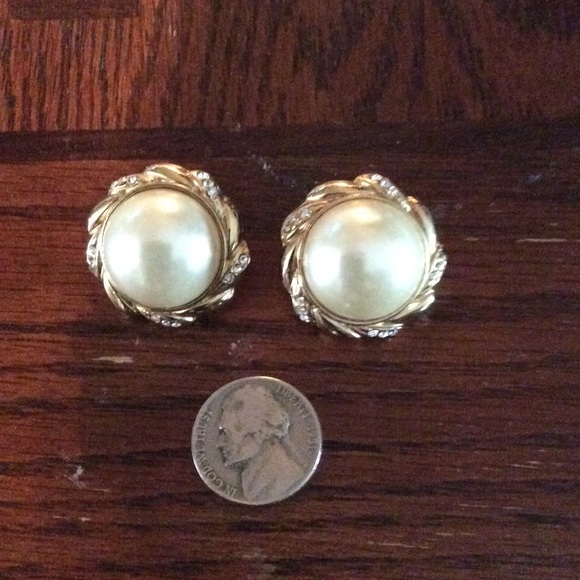 Clip on faux pearl crystal designed earrings - Picture 4 of 4