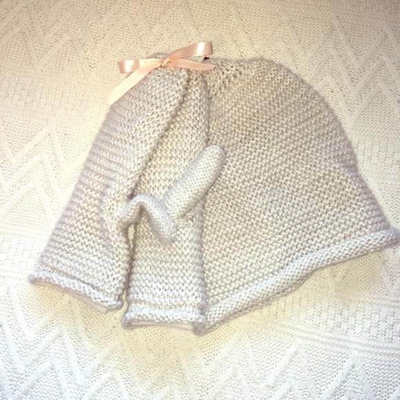 ✨ H&M Beanie and Gloves Set ✨ BRAND NEW!!