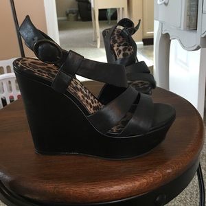 Black wedges