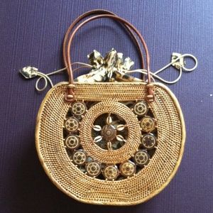 Straw weaved bag