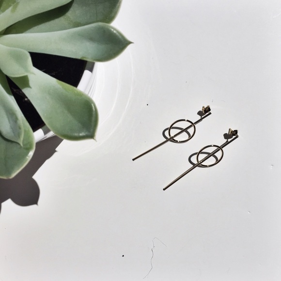 Jewelry - NWT || Delicate Gold Circle Bar Earrings