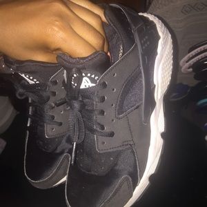 Black and white huaraches