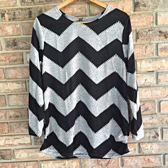 ❗️SOLD❗️Chevron Long Sleeve Gray Black M/L Sold - Picture 2 of 3
