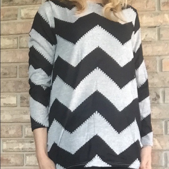 ❗️SOLD❗️Chevron Long Sleeve Gray Black M/L Sold - Picture 3 of 3