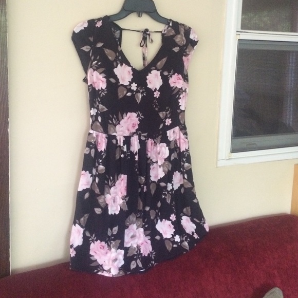 PacSun short open back floral sundress - Picture 2 of 3