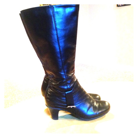 Women's size 8.5 wide black boots