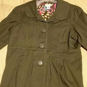 Olive green short sleeve jacket, cute details