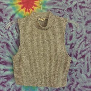» urban outfitters grey crop top «