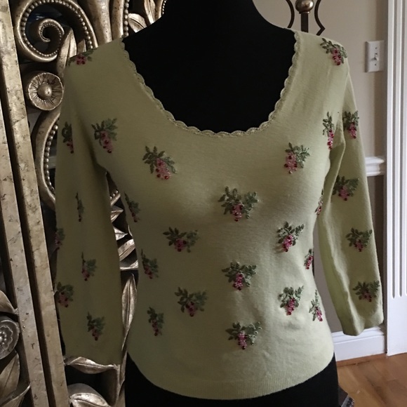 Elaborate but simple top - Picture 2 of 3