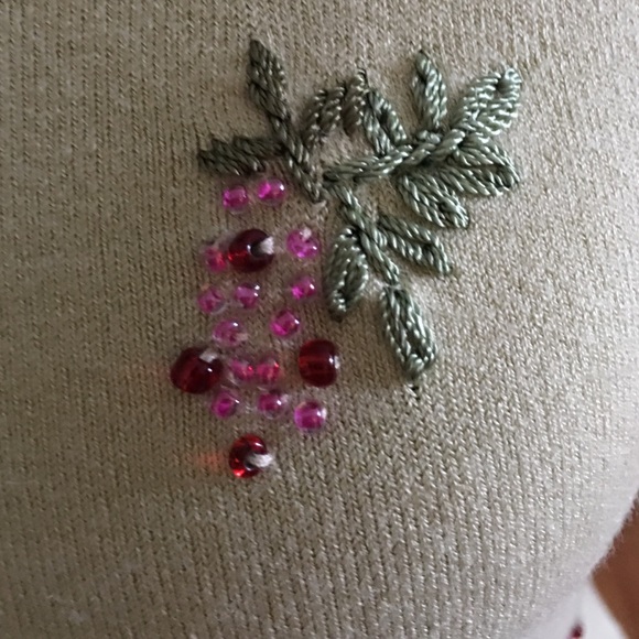 Elaborate but simple top - Picture 3 of 3