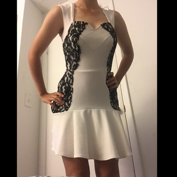 White with black lace sweetheart dress - Picture 4 of 4