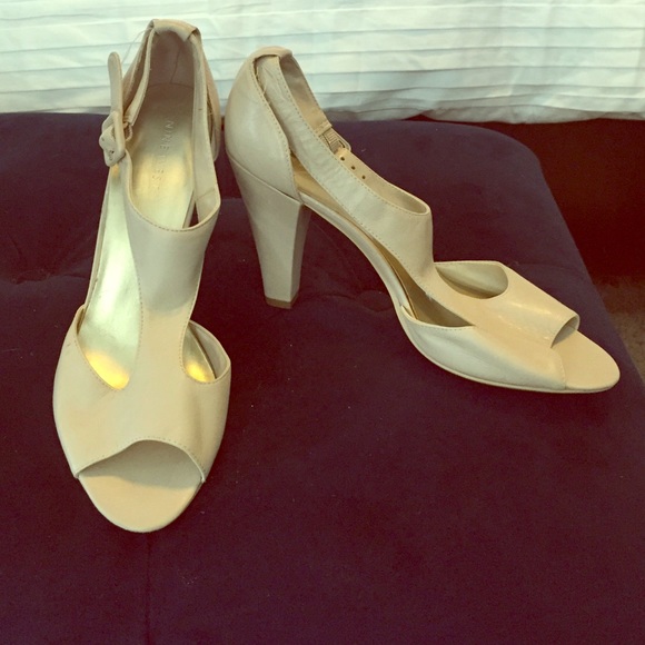Cream Nine West chunky heel sandal